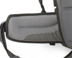 Odnímatelný, solidně polstrovaný bederní pás s bočními balančními popruhy a širokým popruhem s boční regulací pro jeho snadné dotažení