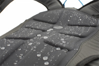 Nový, nenasákavý lisovaný zádový systém SNOFF na který se nelepí sníh a je voděodpudivý.