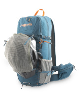 Odnímatelná síťka na helmu se připevňuje karabinkami do páru vertikálních řetízků na čele batohu. Ty je možné použít k připevnění dodatečného vybavení.