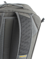 Ramenní popruhy se zesíleným polstrování v ramenní části pro ještě větší komfort při transportu těžkého nákladu jsou v horní části perforované pro zvýšení prodyšnosti.