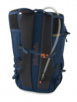 Výstup na hadici vodního vaku mezi ramenními popruhy