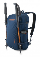 Možnost připevnění trekových holí vložením jejich rukojetí do vnějších síťovaných kapes a zajištěním pruženkou s háčkem