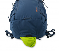 Výrazná pláštěnka v samostatné zipové kapse na dně batohu