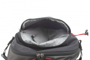 Prostorná čelní zipová kapsa vhodná k uložení rychle dostupného vybavení s vnitřní síťovanou zipovou kapsou na cennosti s karabinkou na klíče