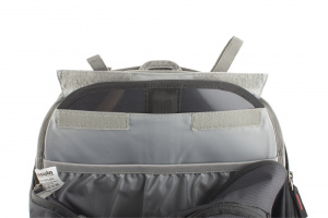 Záda batohu jsou vyztužena vyjímatelnou HDPE deskou s integrovanou duralovou výztuží, která pomáhá rozložit hmotnost přepravovaného nákladu na záda a eliminuje tlaky přepravovaných předmětů do zad.