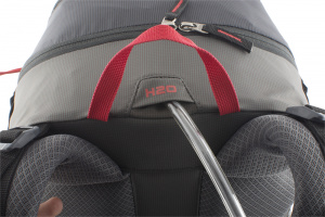 Výstup na hadici vodního vaku mezi ramenními popruhy