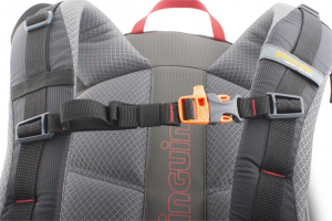 Výškově nastavitelný a odepínatelný hrudní popruh s píšťalkou pro případ nouze