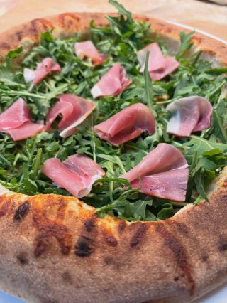 🍕VERDANA 💚 Rajčatový základ, mozzarella, čerstvá rukola, Grana Padano, schwarzwaldská šunka a balzamikový krém. Kombinace...
