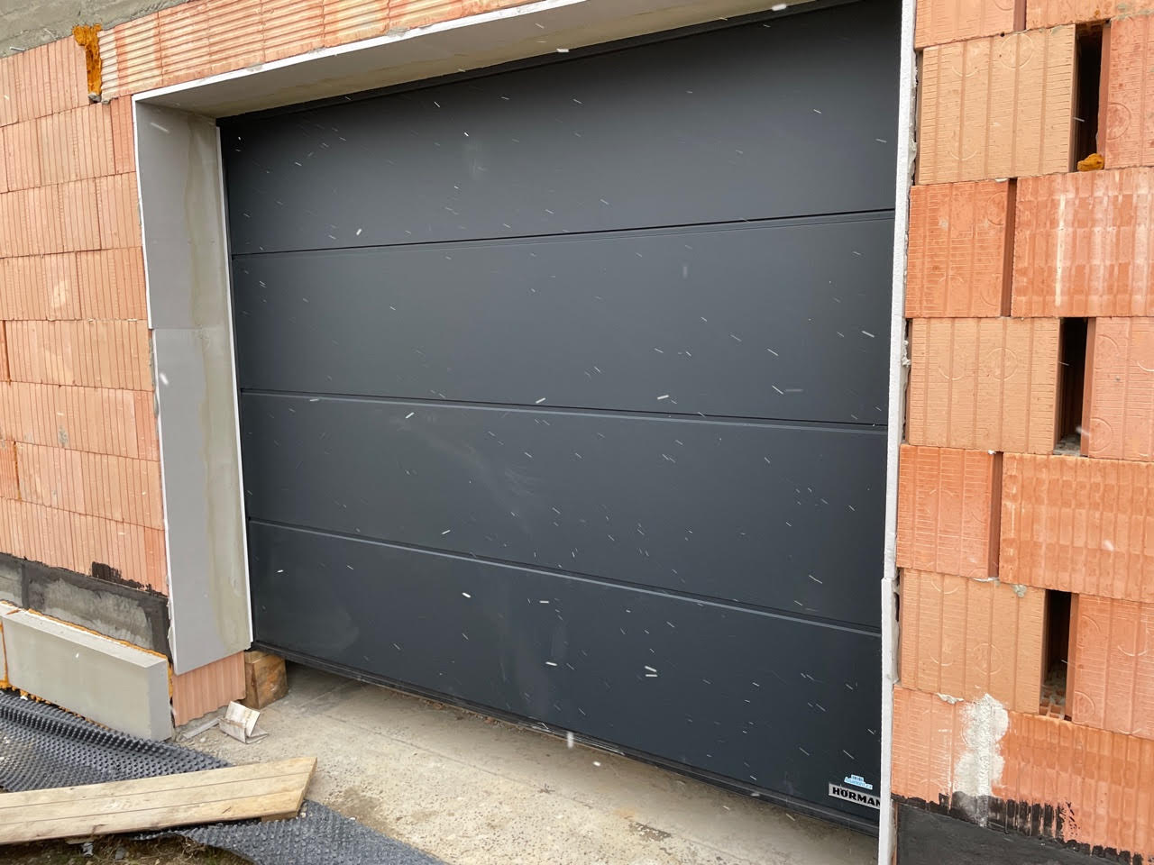 Jak vybírat barvu garážových vrat?