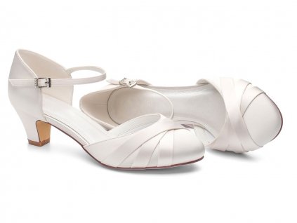 Svatební lodičky Blanca v elegantním ivory odstínu, doporučujeme nevěstám s vyšším nártem a širší nohou. Pohodlný podpatek 5 cm, který dodá eleganci  a komfort.