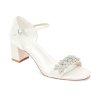 Svatební saténové sandále, zdobeným páskem přes nárt s třpytivými krystalky ve tvaru lístků.