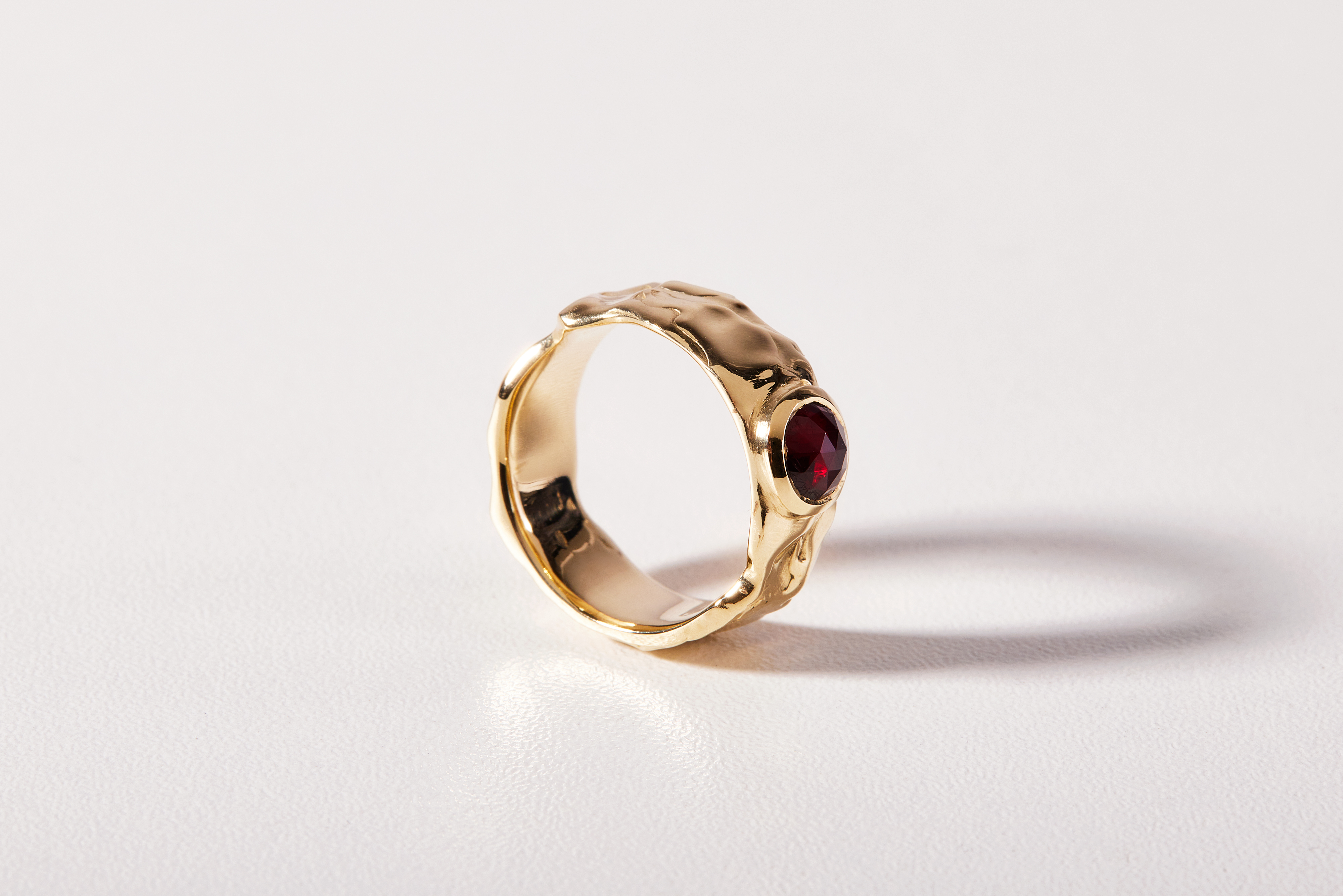 Zlatý prsten s pyropem