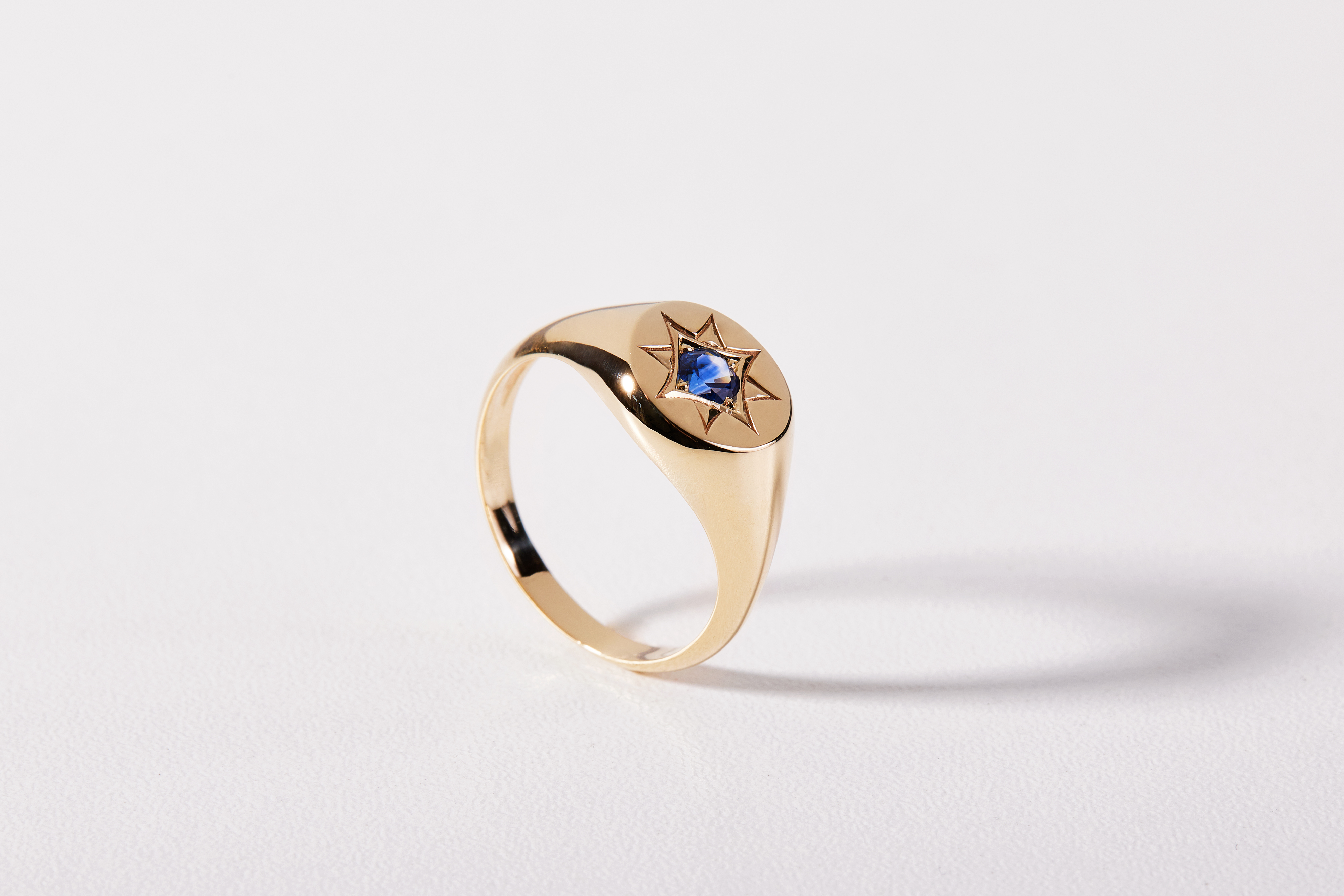 Pečetní prsten s modrým safírem