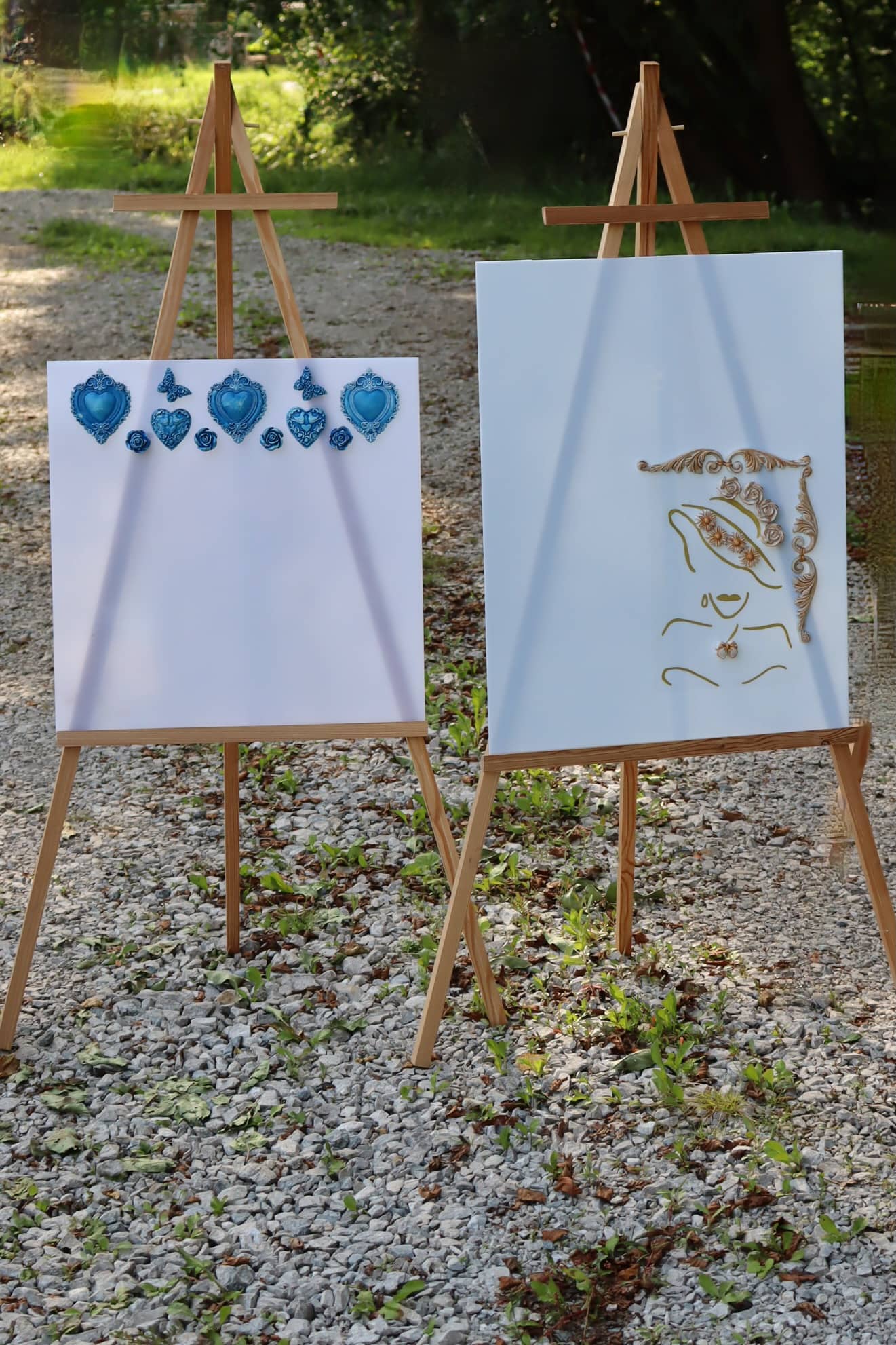 Ručně vyráběné vítací tabule z plexiskla v různých barvách – zámecká srdíčka, ornamenty, pejsek a kočička v klobouku. Elegantní dekorace pro kavárny, hotely i domovy.