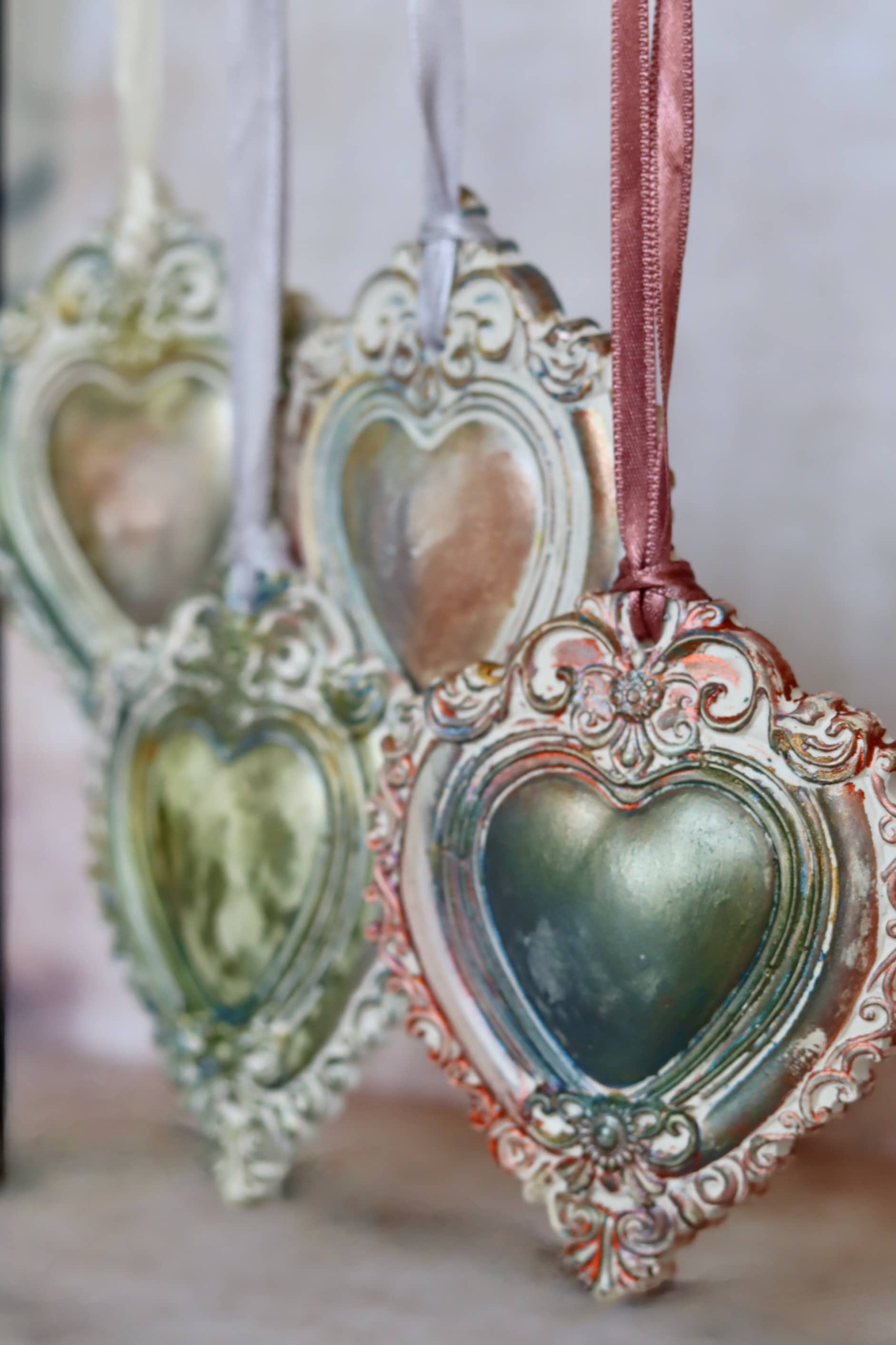 Srdíčkové dárky – ručně odlévaná srdíčka a houpací koníci z keramického prášku, barvené akvarelovými barvami a lakované. Originální dekorace a dárky z lásky, vhodné i na vánoční stromeček