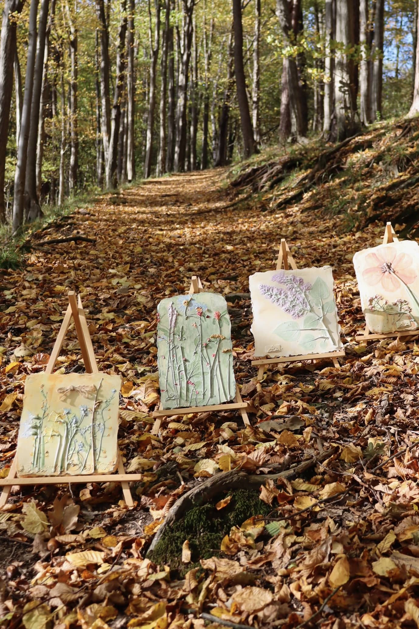 Ručně vyráběné květinové reliéfy z hlíny a speciální sádry, odlitky růží, tulipánů a lučního kvítí. Umělecké dekorace s přírodním půvabem, květiny, které nikdy nezvadnou.