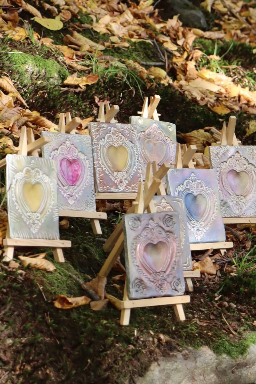 Ručně vyráběné kachlová srdíčka ze samotvrdnoucí hmoty.