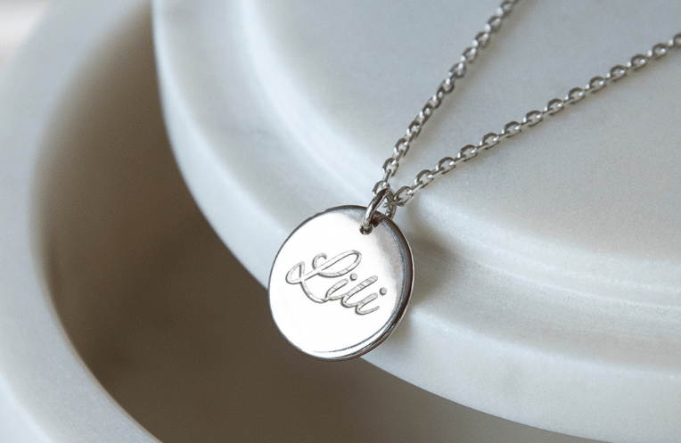 Co je gravírování a proč se pro osobitý šperk rozhodnout