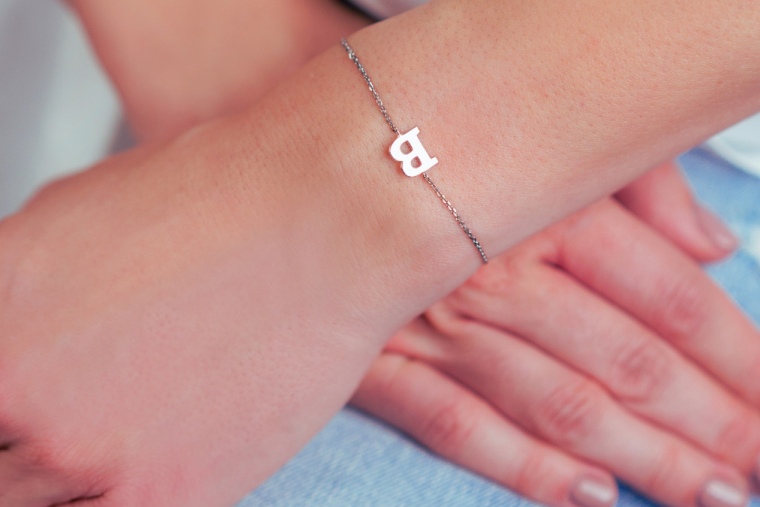 Na které ruce nosit náramek a proč