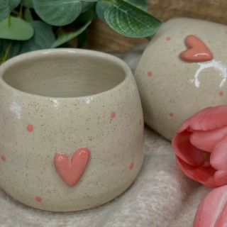 Psali jste si o ně tolik, že jsme je prostě museli zařadit do stálé nabídky. Strašně si vašeho zájmu vážíme 🫶 🩷 kalíšky...