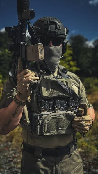 prislusnik-v-takticke-vystroji