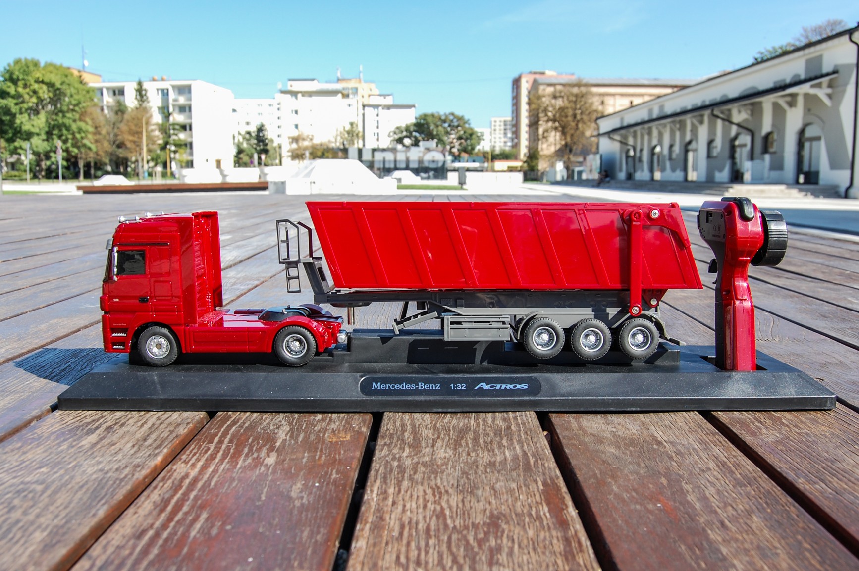 Siva Kamión Mercedes-Benz Actros sklápač 1:32 červená