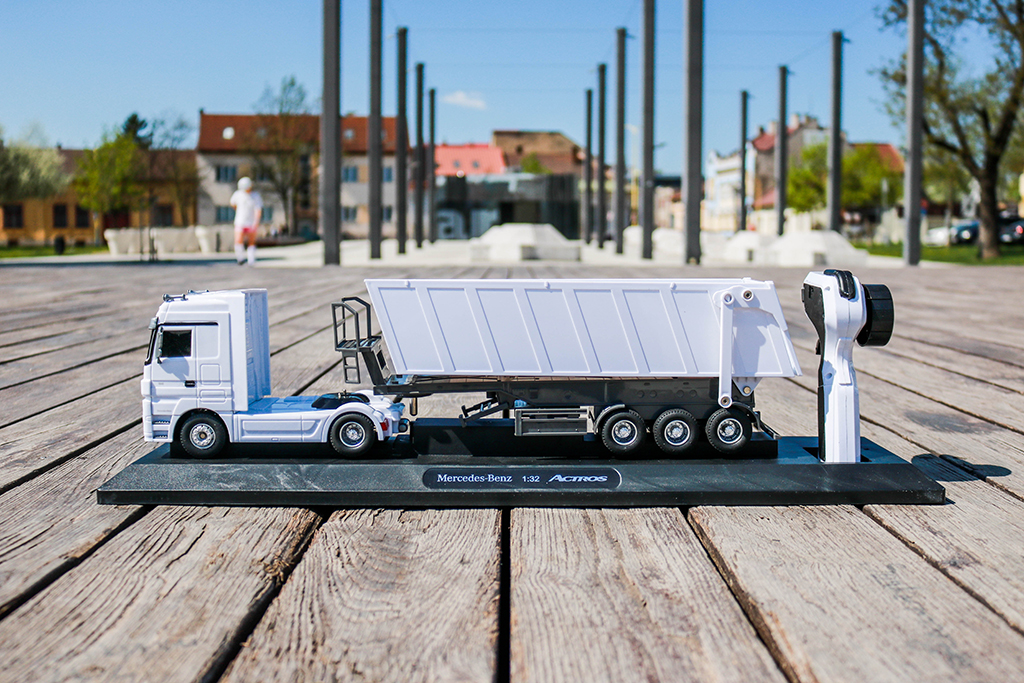 jamara KAMION MERCEDES-BENZ ACTROS, Dömper 1:32, Fehér