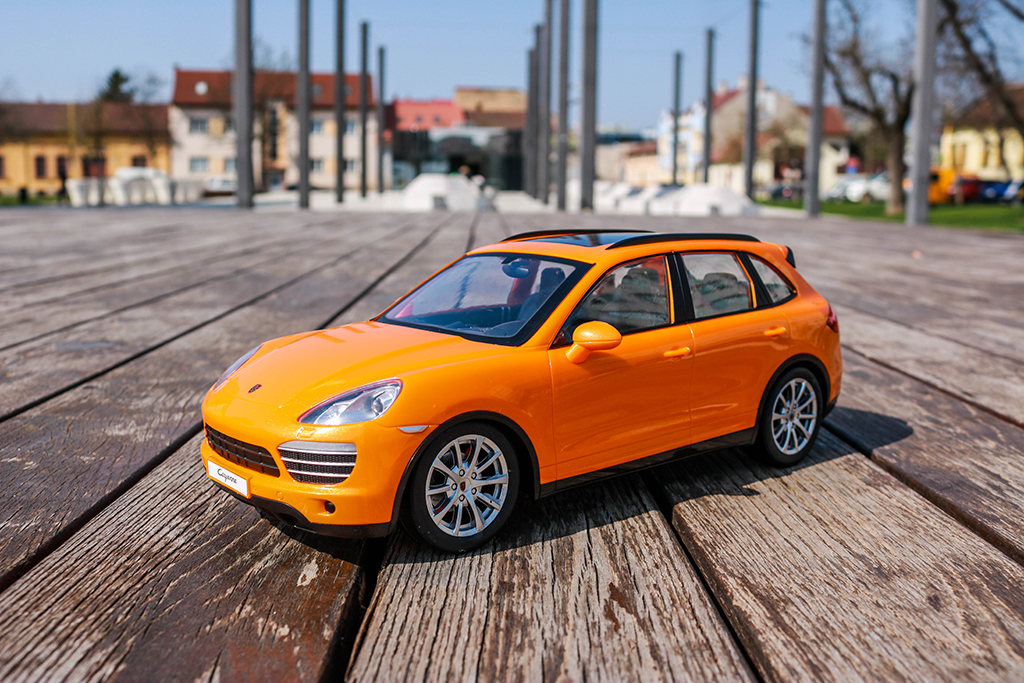 Rayline GmbH PORSCHE CAYENNE, narancs színű 1:14