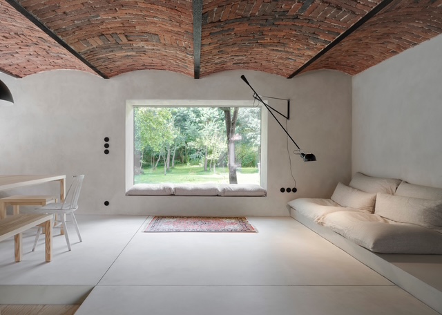 Lněné modulární sezení s péřovou výplní: spojení architektury a textilu v jednom celku