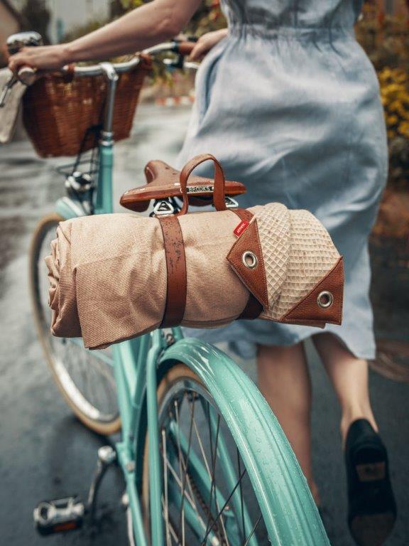 Venkovní deky pro každý okamžik: Funkčnost a elegance