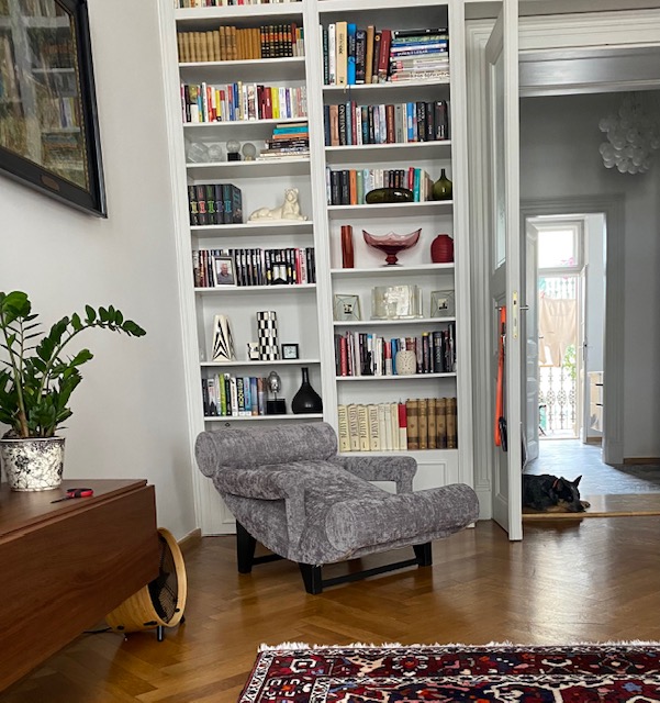 Jak propojit moderní interier s uměleckými předměty a starožitnostmi