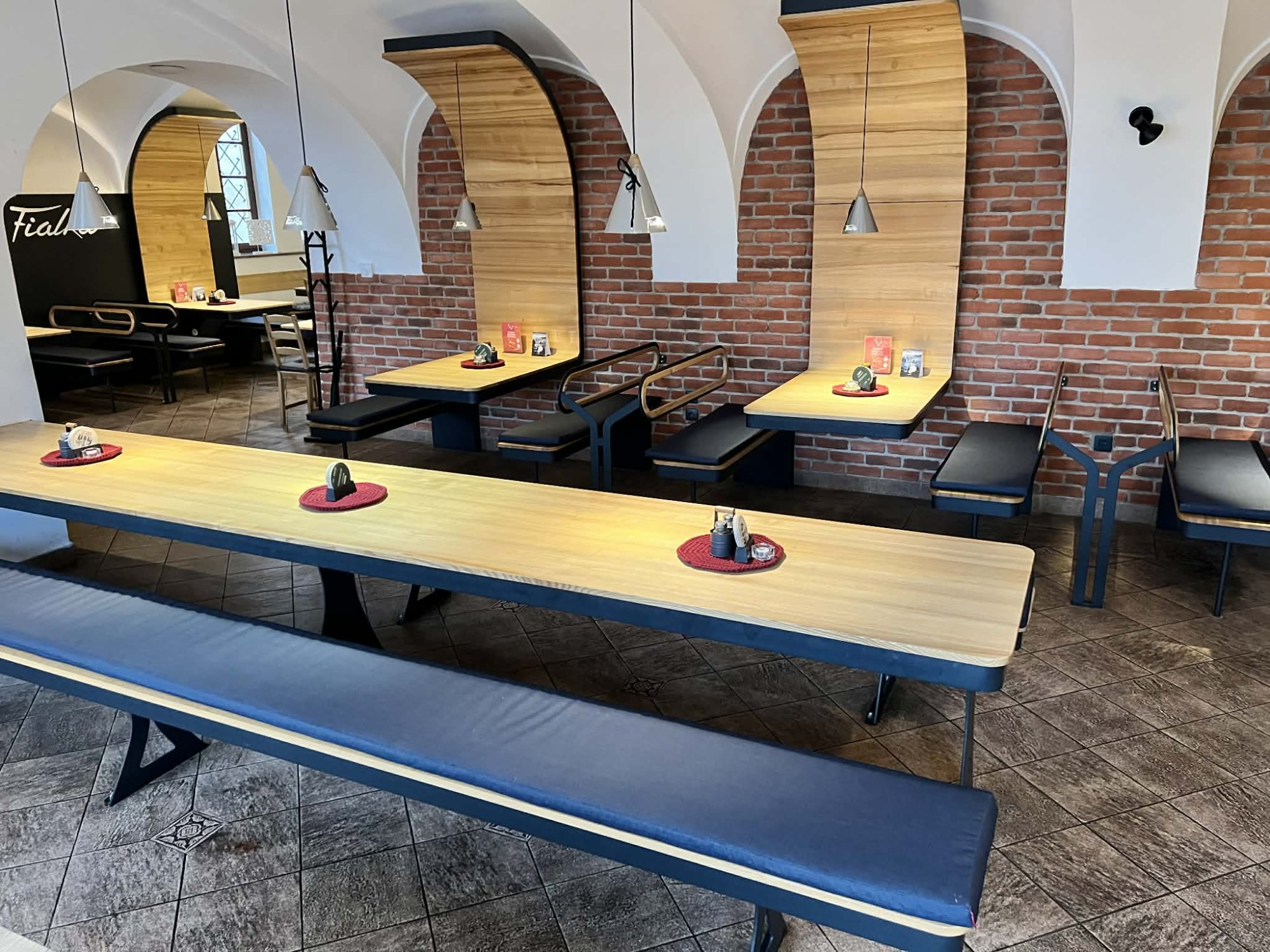 Výroba polstrů na míru do restaurace Restaurace Fialka v Sušici