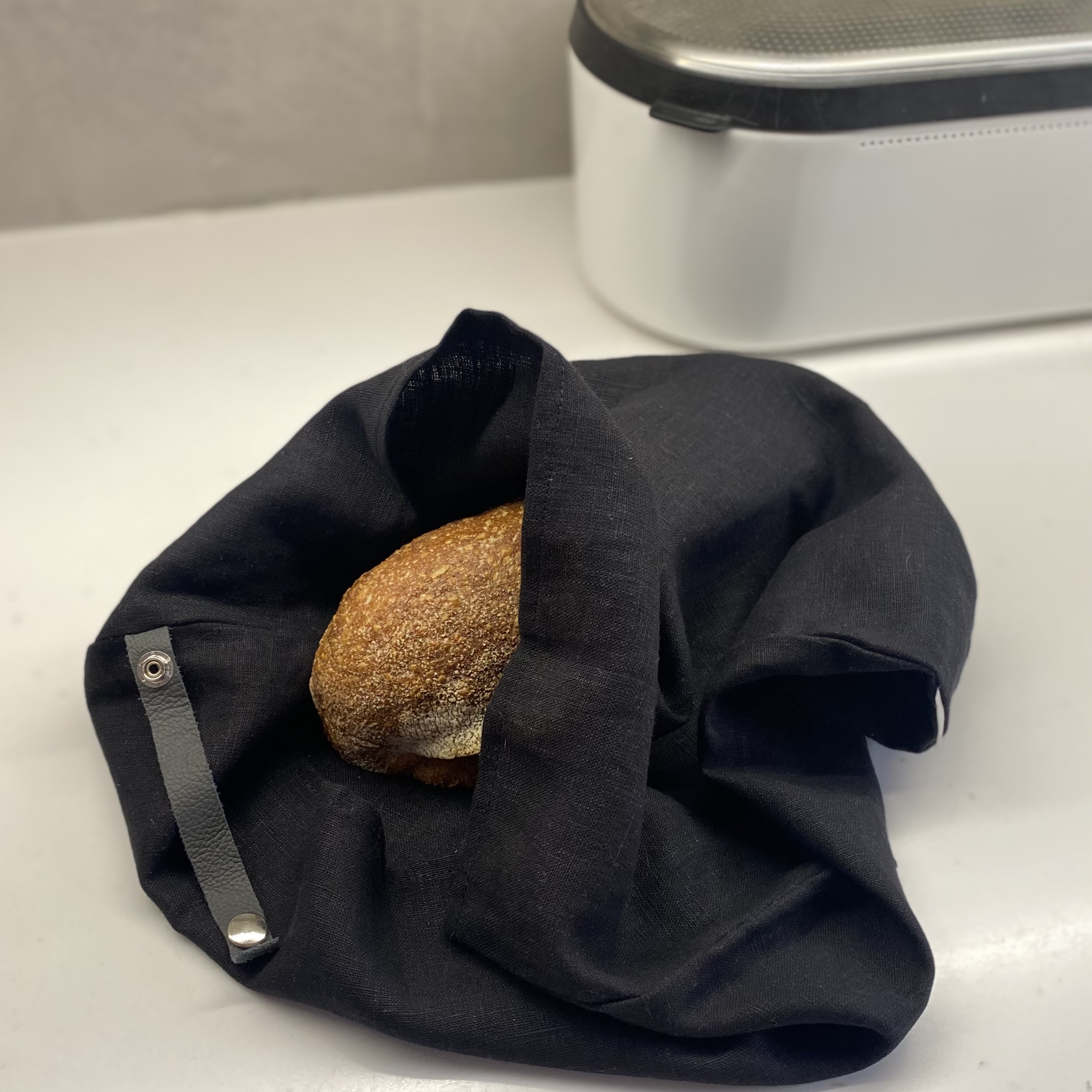 Lněný vak na chleba / sáček na pečivo s koženým poutkem - Černá (Black) Rozměr mix: 45x55 cm