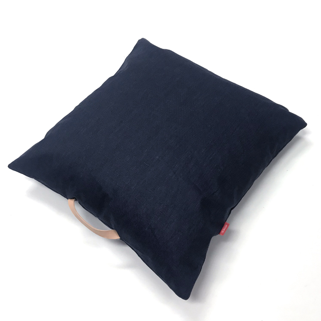 Lněný povlak na sedací polštář s koženým uchem - Modrá námořní Rozměr mix: 60x60 cm