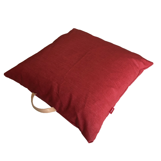 Lněný povlak na sedací polštář s koženým uchem - Red Rozměr mix: 60x60 cm