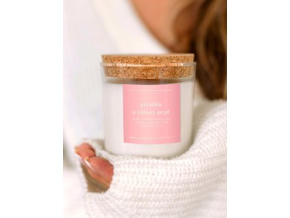 Česká přírodní svíčka Pivoňka a růžový pepř – elegantní květinově-kořeněná vůně