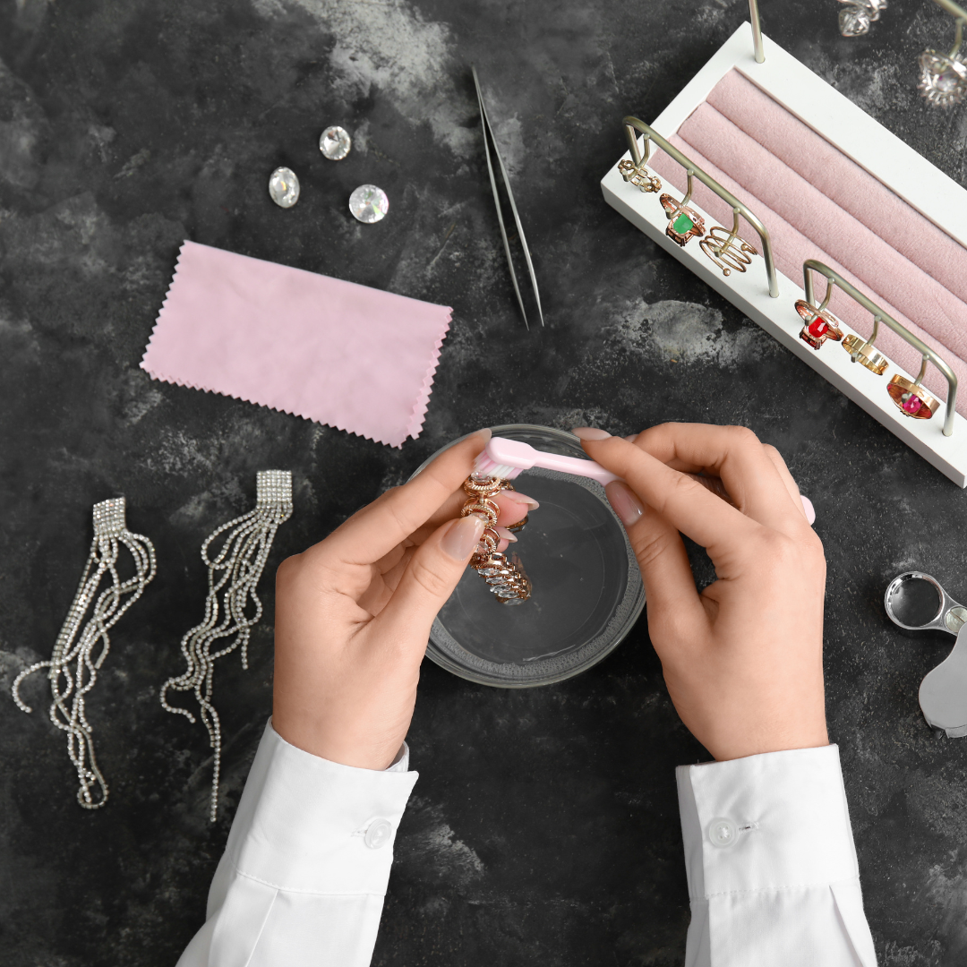 Zčernal vám stříbrný šperk? Víme proč a co pomůže ho vyčistit