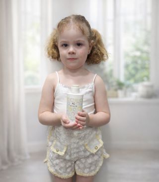 Jsou chvíle, kdy se svět zpomalí. Kdy se nemluví, jen se hladí 🤍 Náš dětský olejíček AG Beauty je vytvořený od těch úplně...