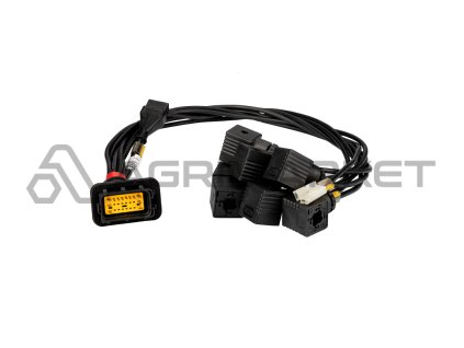 Svazek kabelů se šesti zástrčkami spojující panel a rozdělovač