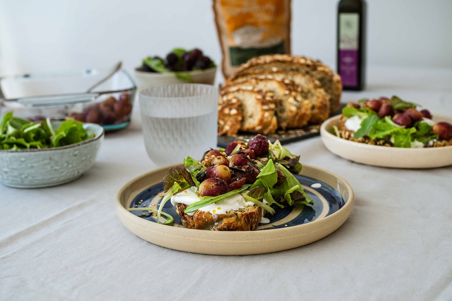 RECEPT: Semínkový chleba s pečenými hrozny a burratou