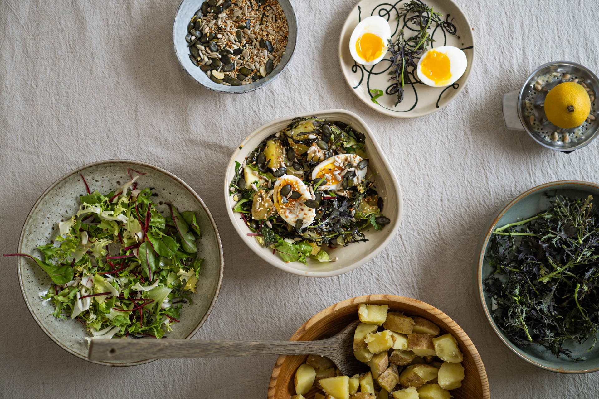 RECEPT: Jarní salát s vejci a bylinkovým dresinkem