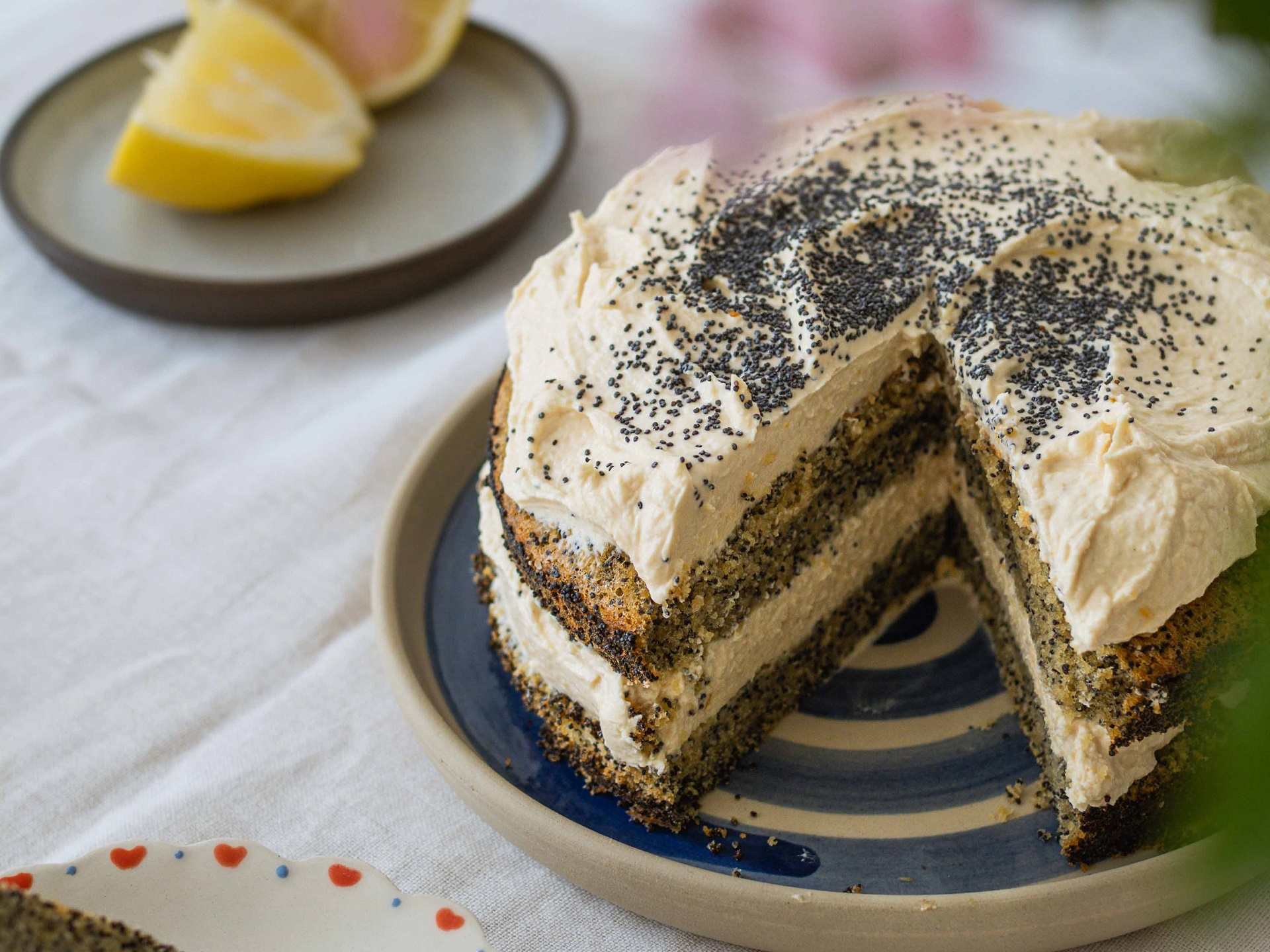 RECEPT: Makový dort s citronovo-tvarohovým krémem