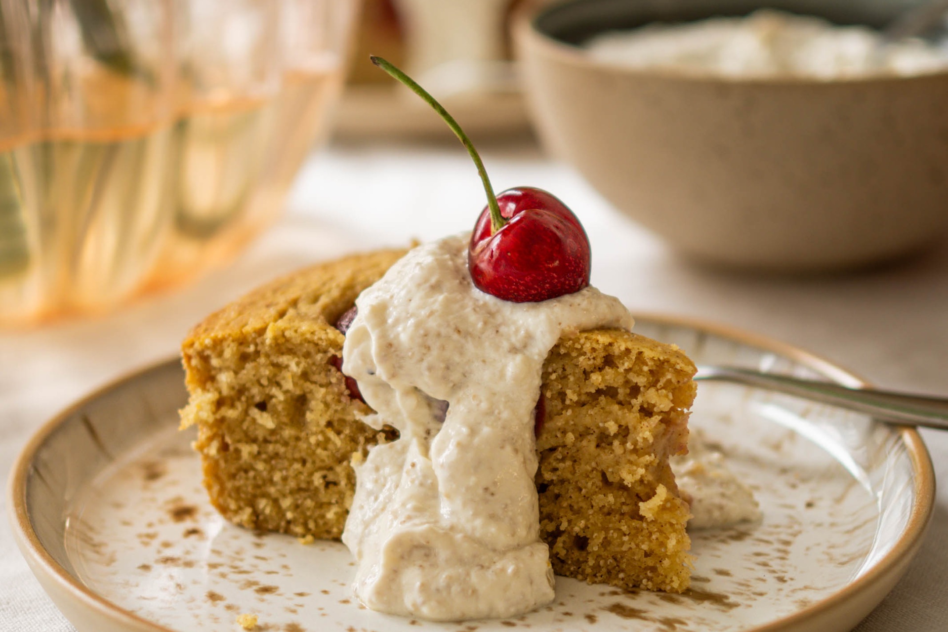 RECEPT: Třešňový makovec