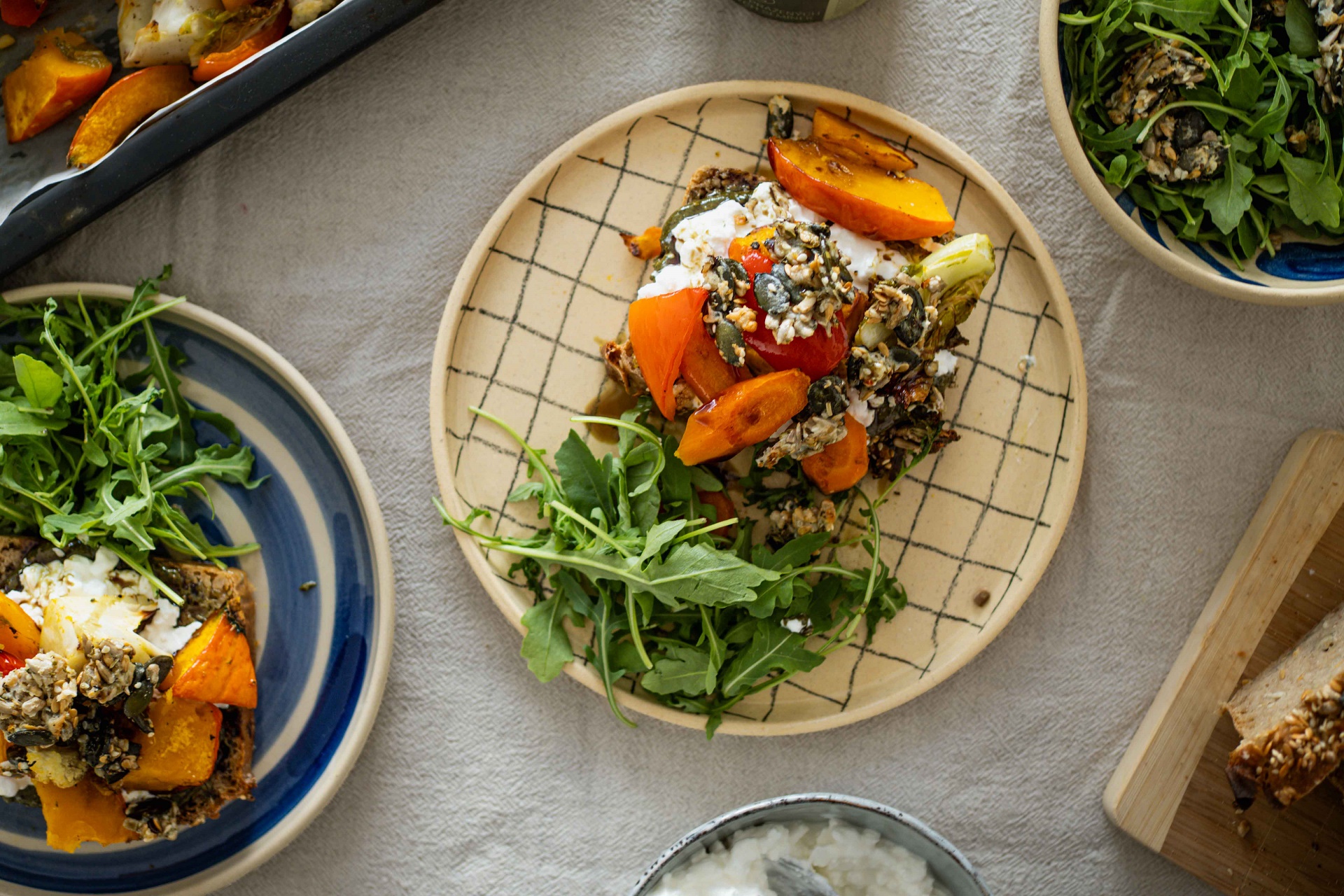 RECEPT: Open sendvič s pečenou zeleninou a semínkovou posypkou