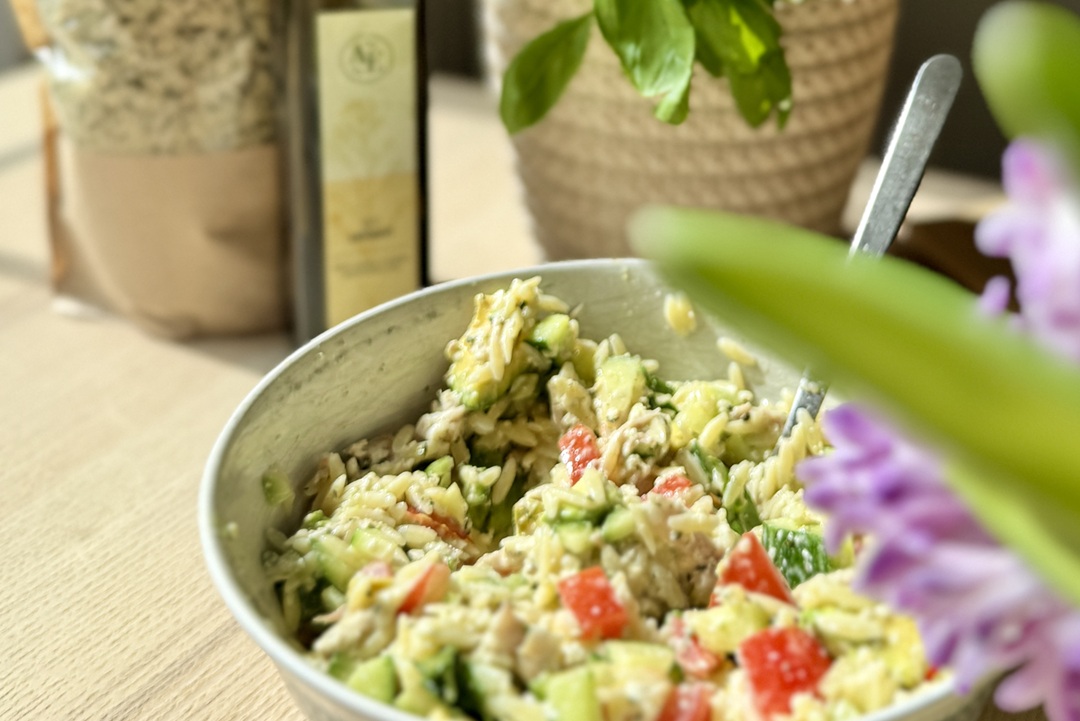 RECEPT: Orzo salát s konopnou zálivkou