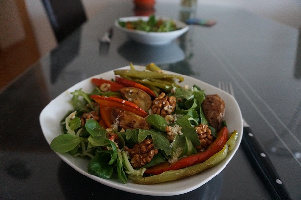 Recept: Podzimní salát s domácí ořechovou zálivkou