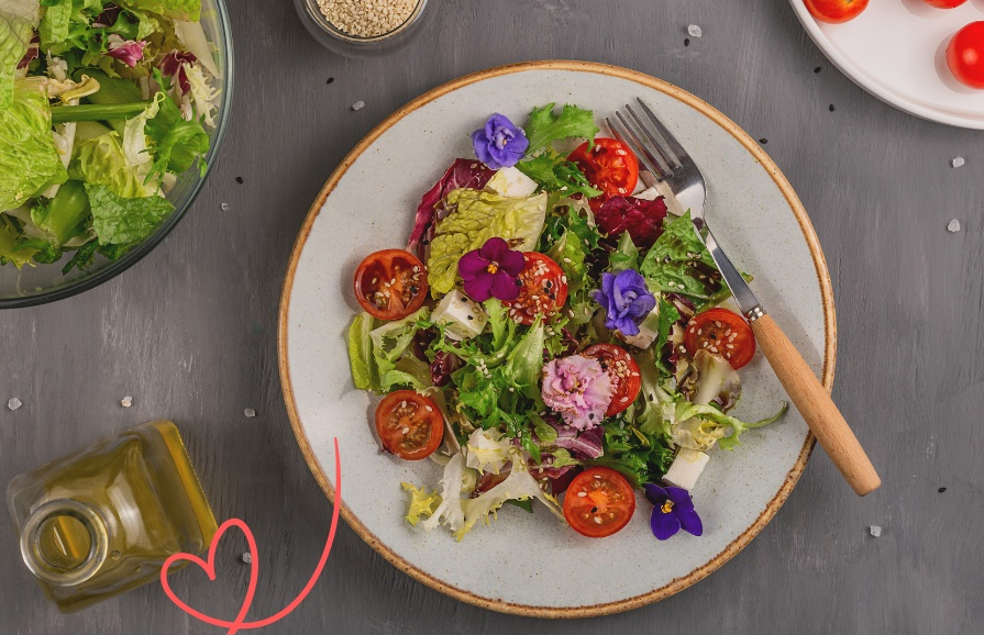 RECEPT: Jarní salát s jedlými květy