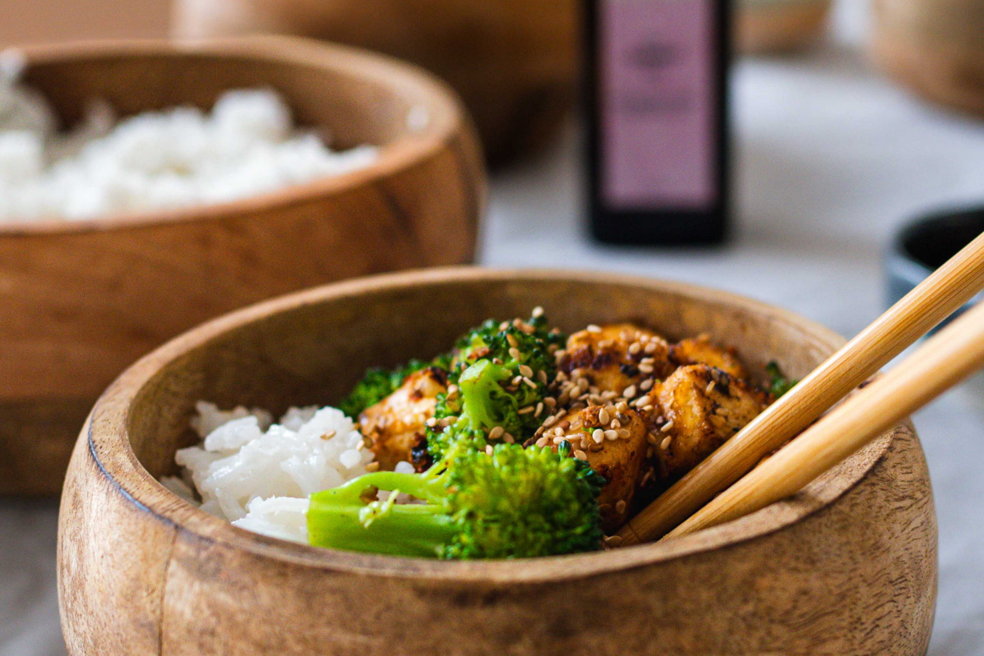 Recept: Sezamové kuřecí tofu s brokolicí