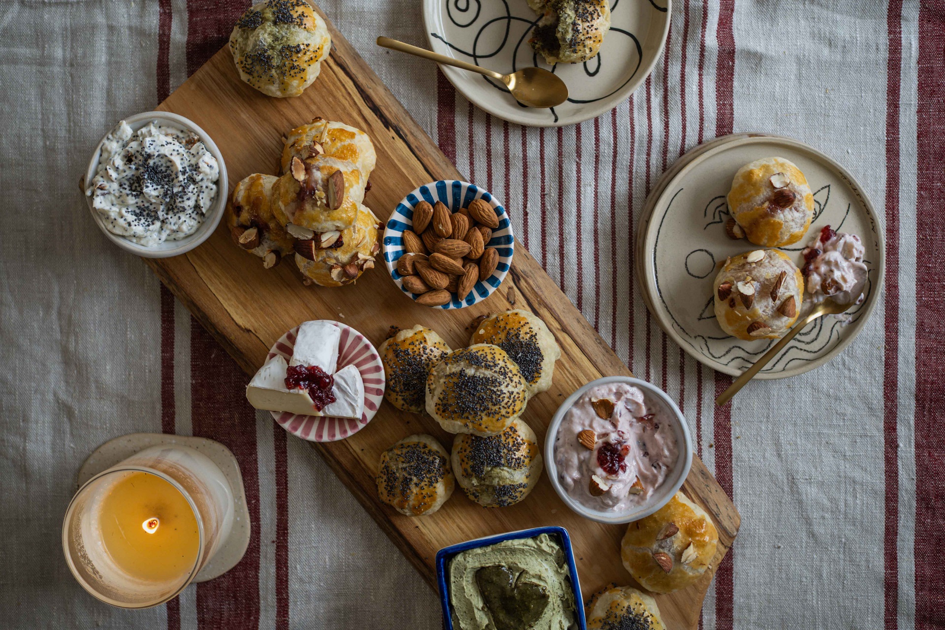 RECEPT: Mini taštičky z listového těsta - dvě náplně, tři dipy