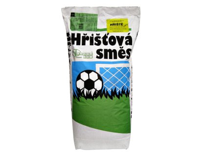 Dosev trávníku na hřišti